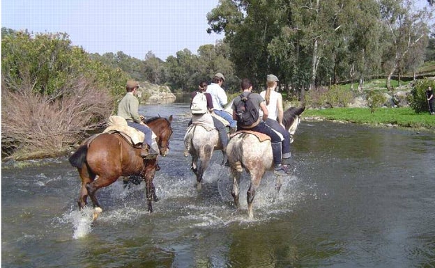 Jinetes en Extremadura haciendo una antigua ruta del contrabando del café. 