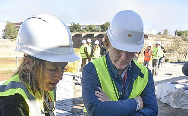 La arquitecta Begoña Galeano muestra los planos al alcalde, Ignacio Gragera, este jueves. 