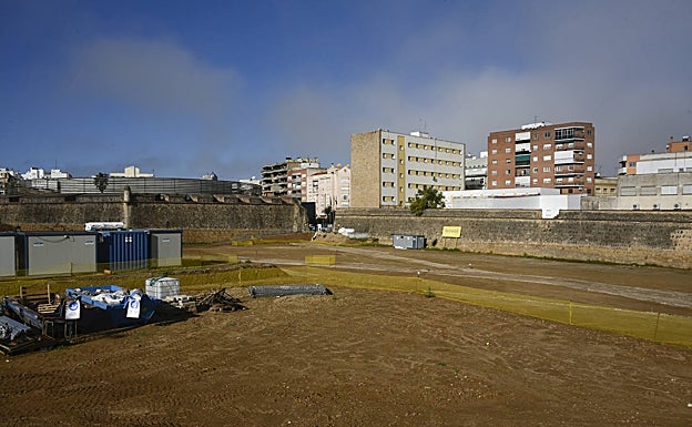 La muralla quedará despejada y la explanada se convertirá en un jardín. 
