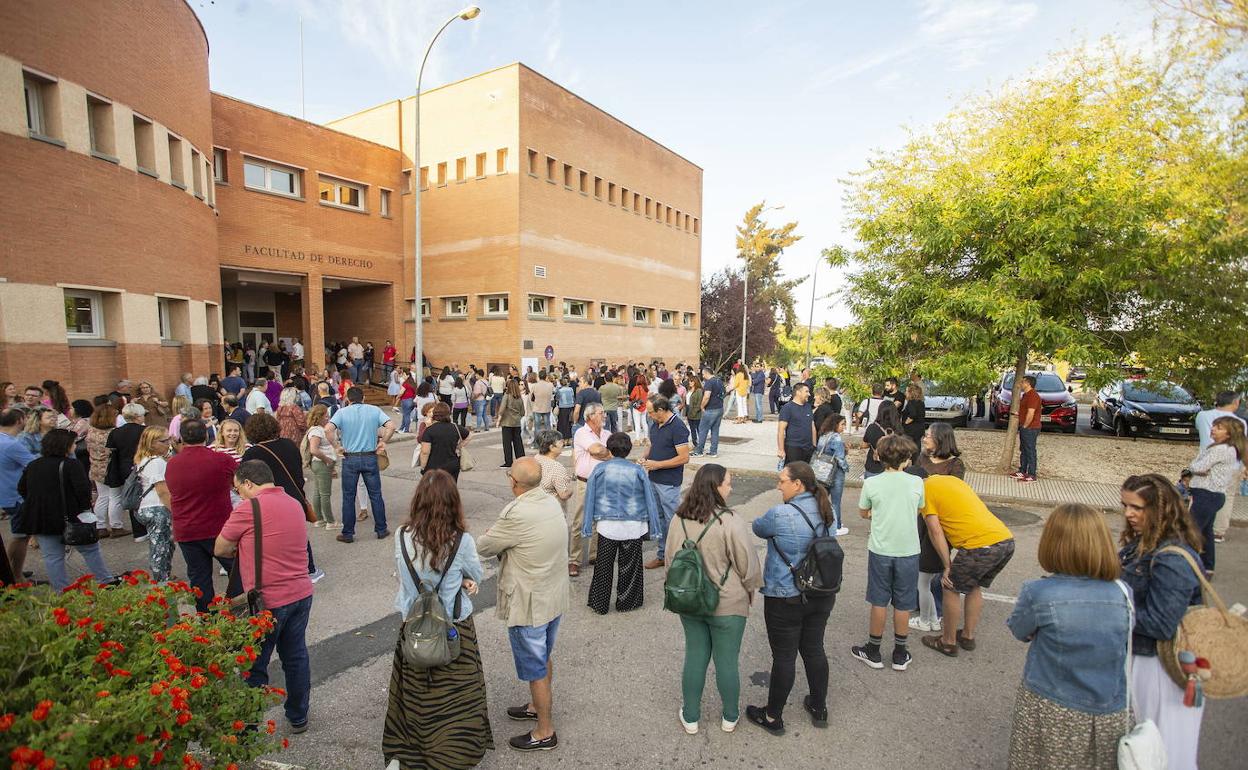 Aspirantes a una plaza de pinche de cocina del SES el pasado septiembre en Cáceres. 