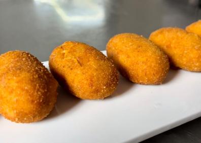 Imagen secundaria 1 - Cochinillo, croquetas de tasajo y gyozas de arroz con leche.