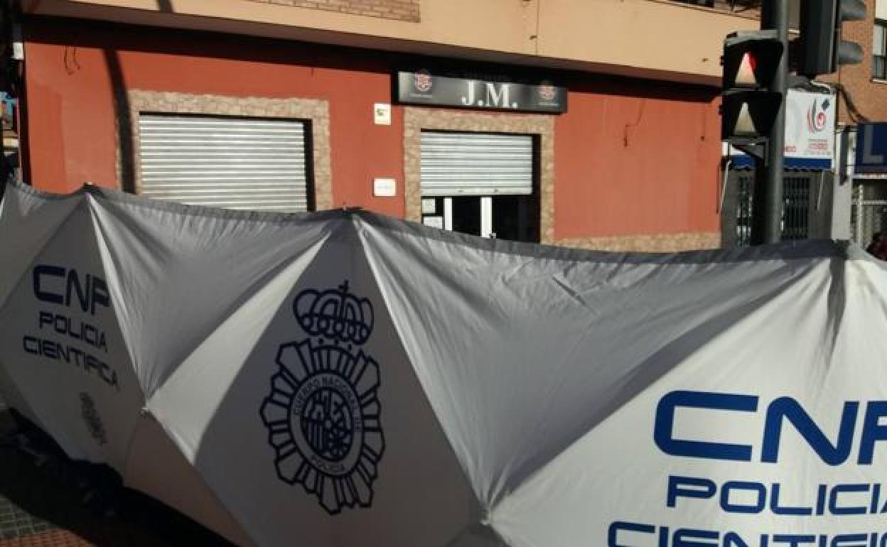 La zona del suceso, precintada por la Policía Científica tras el crimen ocurrido en la Navidad de 2019. 