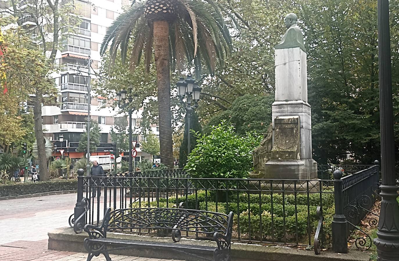 Estado actual de la estatua, que tiene a los lados los escudos de Badajoz y Cáceres bastante sucios.