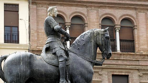 Mateo Inurria realizó la estatua ecuestre del Gran Capitán en Córdoba, con la cabeza de mármol contrastando con el bronce.