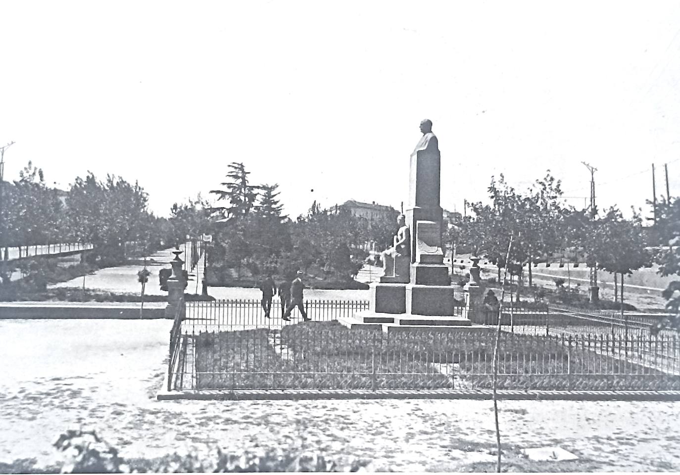 El monumento se inauguró el 8 de mayo de 1919 en Cáceres, en el lugar en donde ahora está la Fuente Luminosa.
