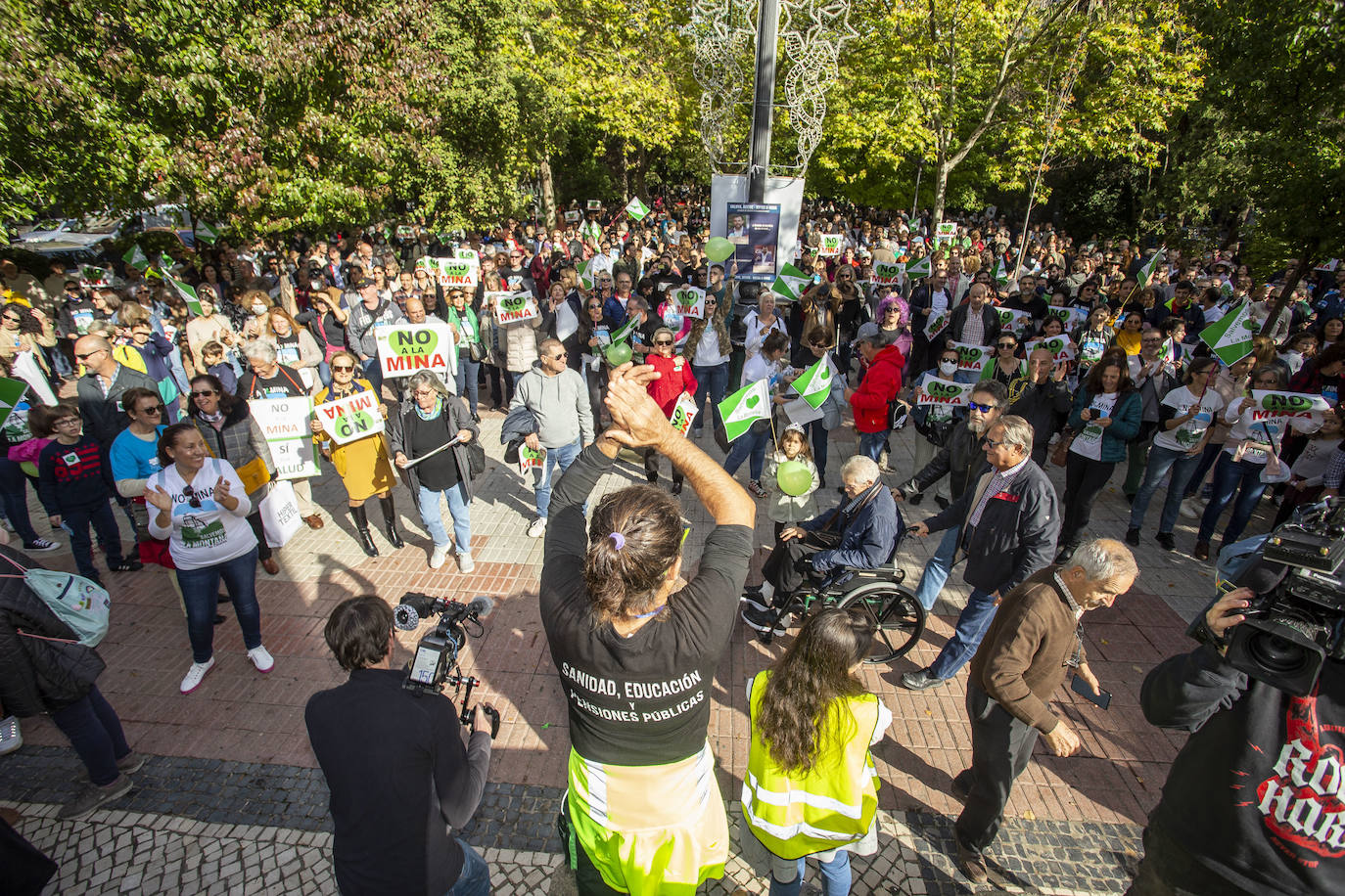 Fotos: Los cacereños gritan «¡No a la mina!» y muestran su disgusto con la Junta y Salaya