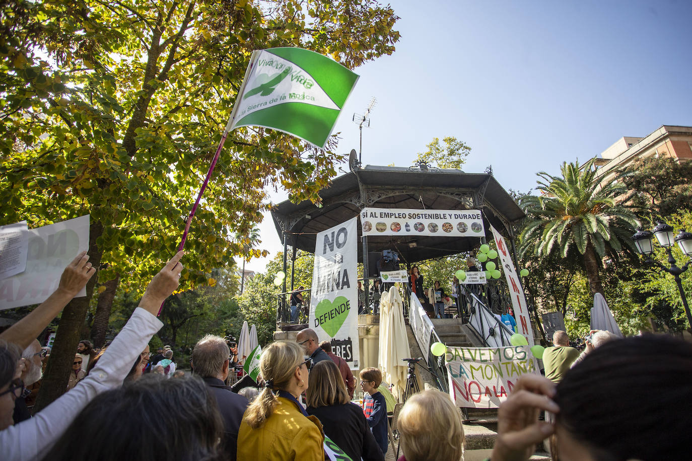 Fotos: Los cacereños gritan «¡No a la mina!» y muestran su disgusto con la Junta y Salaya
