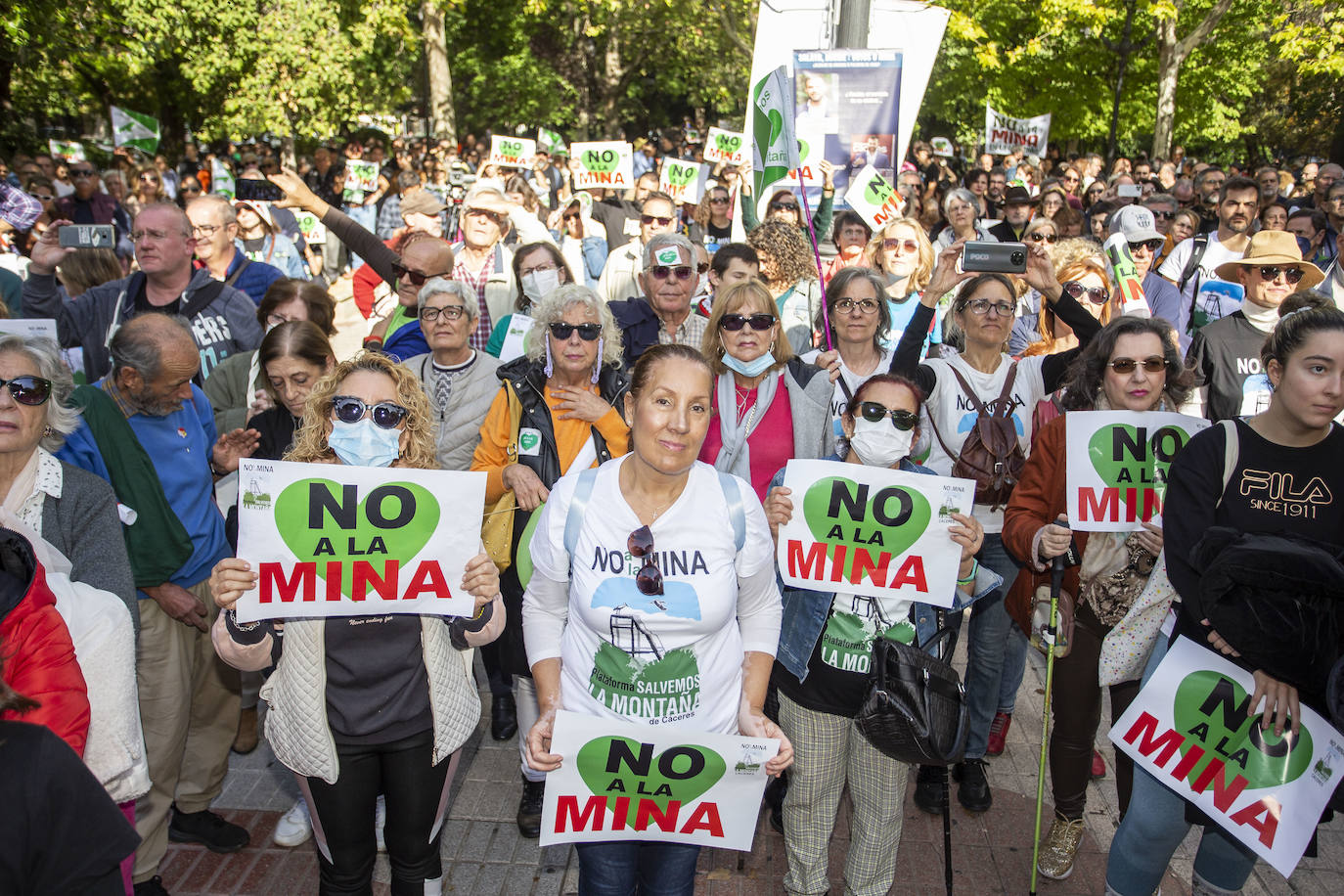Fotos: Los cacereños gritan «¡No a la mina!» y muestran su disgusto con la Junta y Salaya
