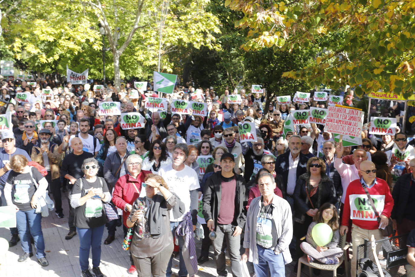Fotos: Los cacereños gritan «¡No a la mina!» y muestran su disgusto con la Junta y Salaya