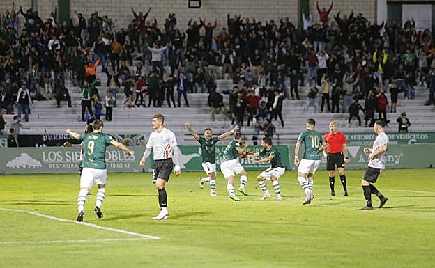 Celebración del primer gol del Cacereño. 