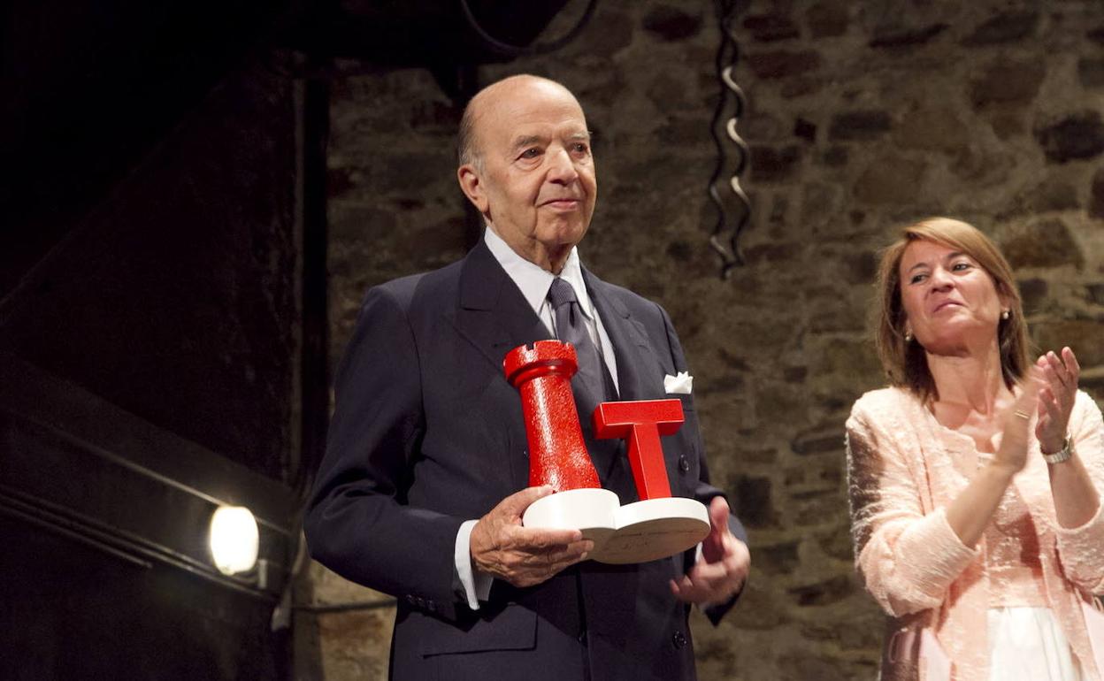 Ramón Jordán cuando en el año 2013 la entonces alcaldesa de Cáceres, Elena Nevado, le entregó el premio de la Asociación Torres de Cáceres. 