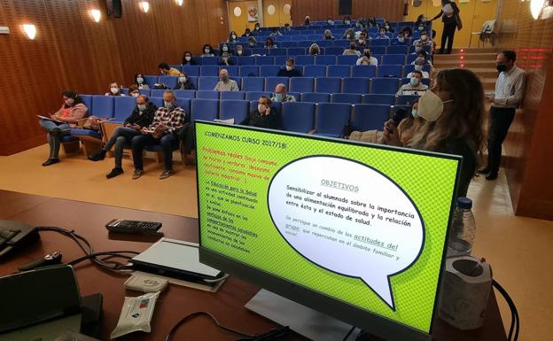 Reunión en el Hospital de los maestros del Área de Salud. 