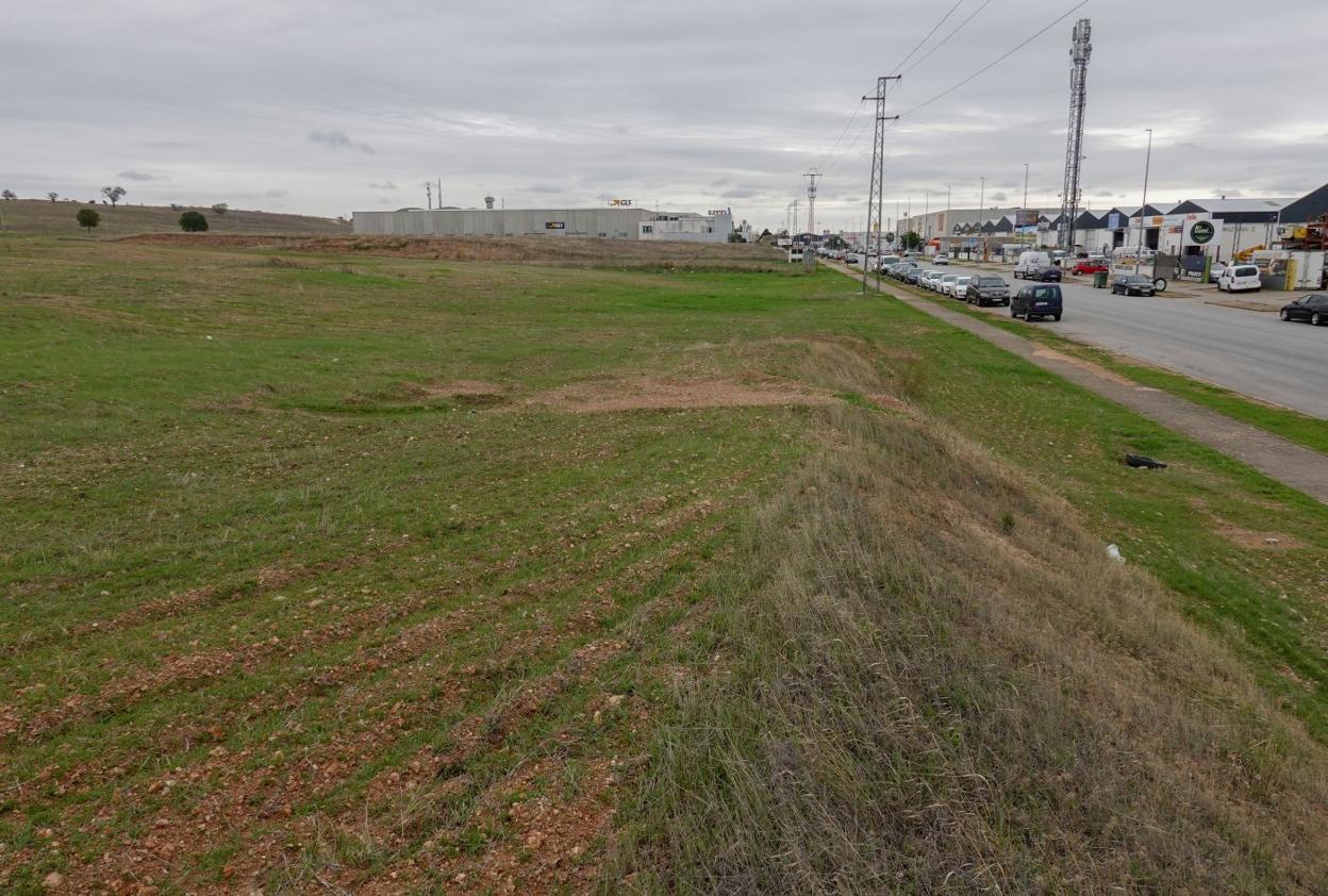 Franja de terreno, sin construir, junto a la carretera de Campomayor por el otro margen, que se ve beneficiada por este cambio. 