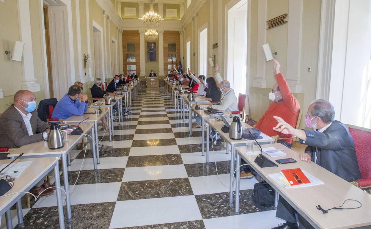 Votación en el salón de plenos de Cáceres de unos presupuestos anteriores. 