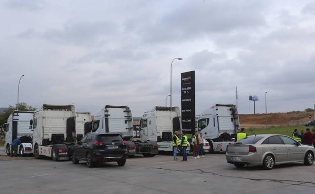 Camiones detenidos en Mérida este lunes por la huelga de transporte.