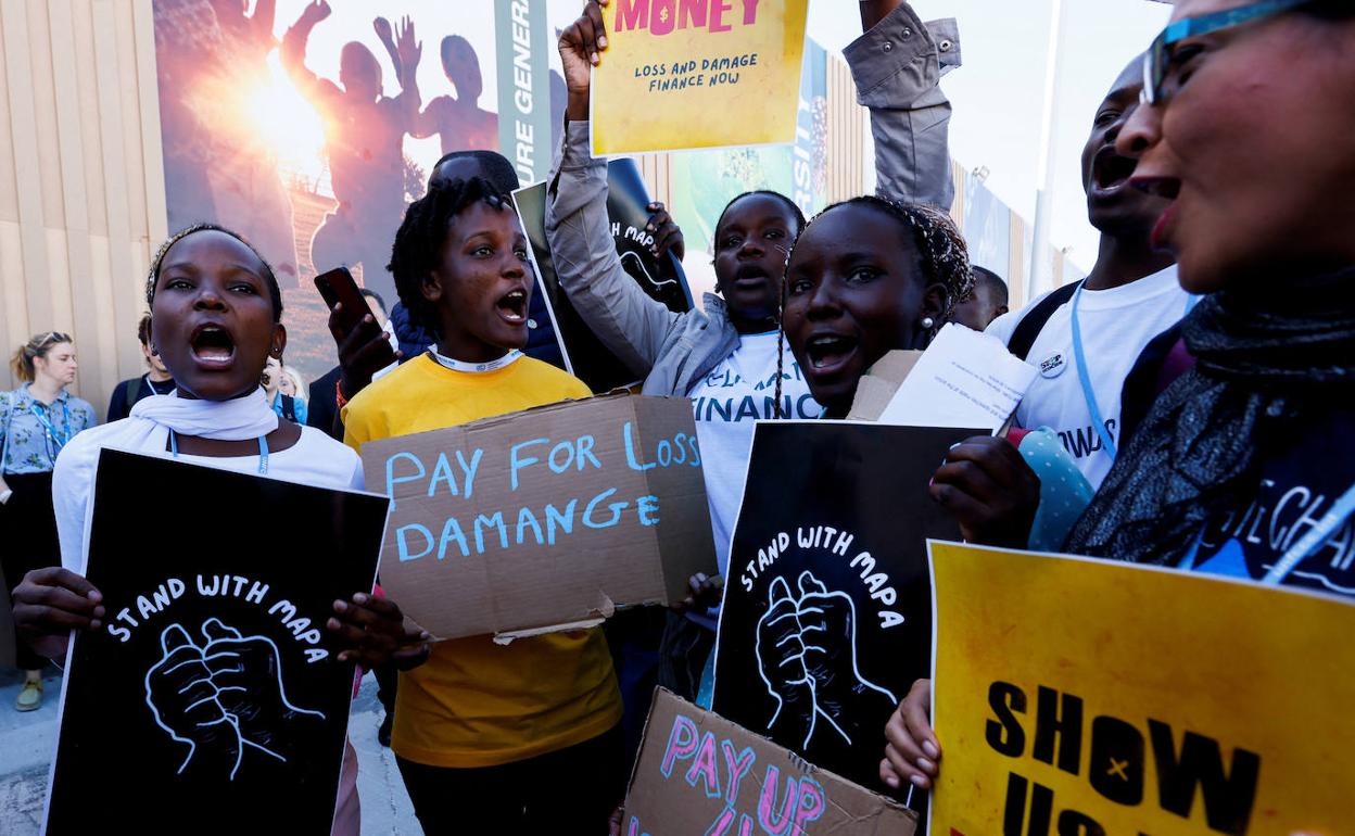 Activistas climáticos procedentes de Uganda protestan en la COP27. 