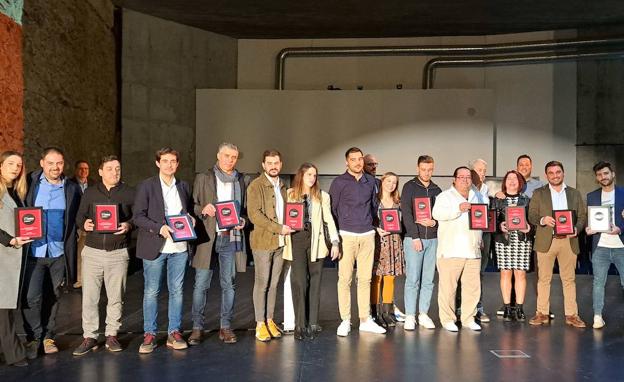 Foto de familia con los premiados de En Salsa. 