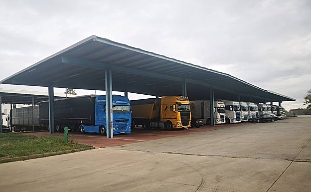 Camiones detenidos en el centro de transportes de Don Benito. 