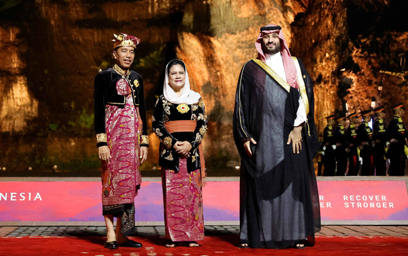 El presidente de Indonesia, Joko Widodo, y su esposa, Iriana Widodo, dan la bienvenida al príncipe heredero de Arabia Saudita, el primer ministro, Mohammed bin Salman. 