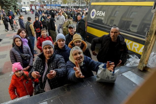 Personas reciben ayuda humanitaria en la plaza central de Jersón, Ucrania, el 15 de noviembre de 2022. Tras visitar la ciudad el 14 de noviembre, el presidente ucraniano, Volodímir Zelenski, dijo en un discurso pronunciado ese mismo día que todas las infraestructuras críticas de la ciudad habían sido destruidas durante los ocho meses de ocupación rusa.