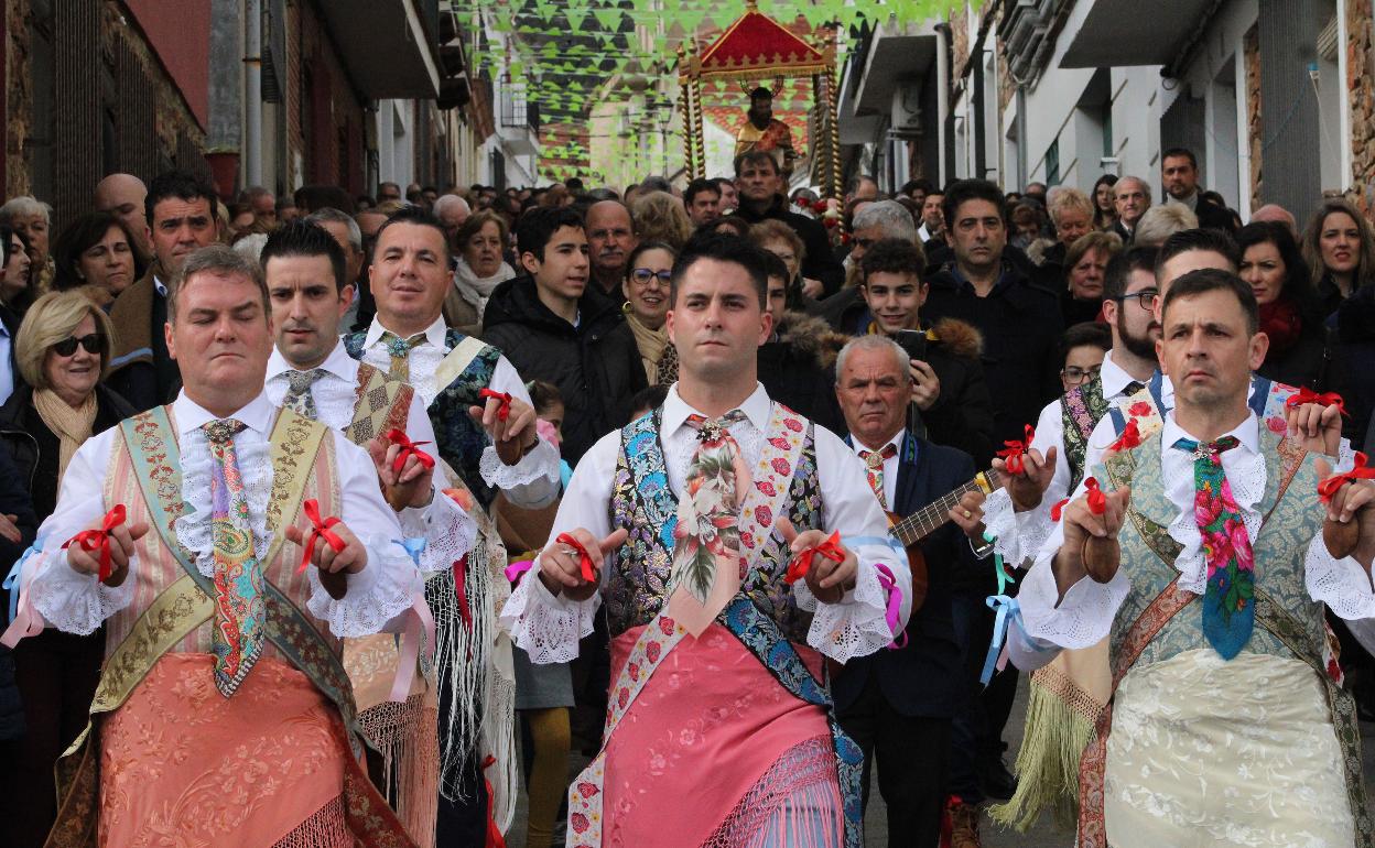 Danzantes de Peloche en la Fiestas de San Antono Abad.