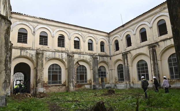 El claustro grande del antiguo convento. Se eliminarán los muros para dejar al aire los arcos. 