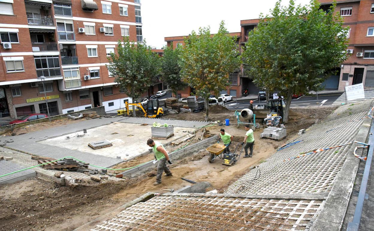 Operarios en la reforma de la plaza de la Constitución, una de las obras en marcha. 