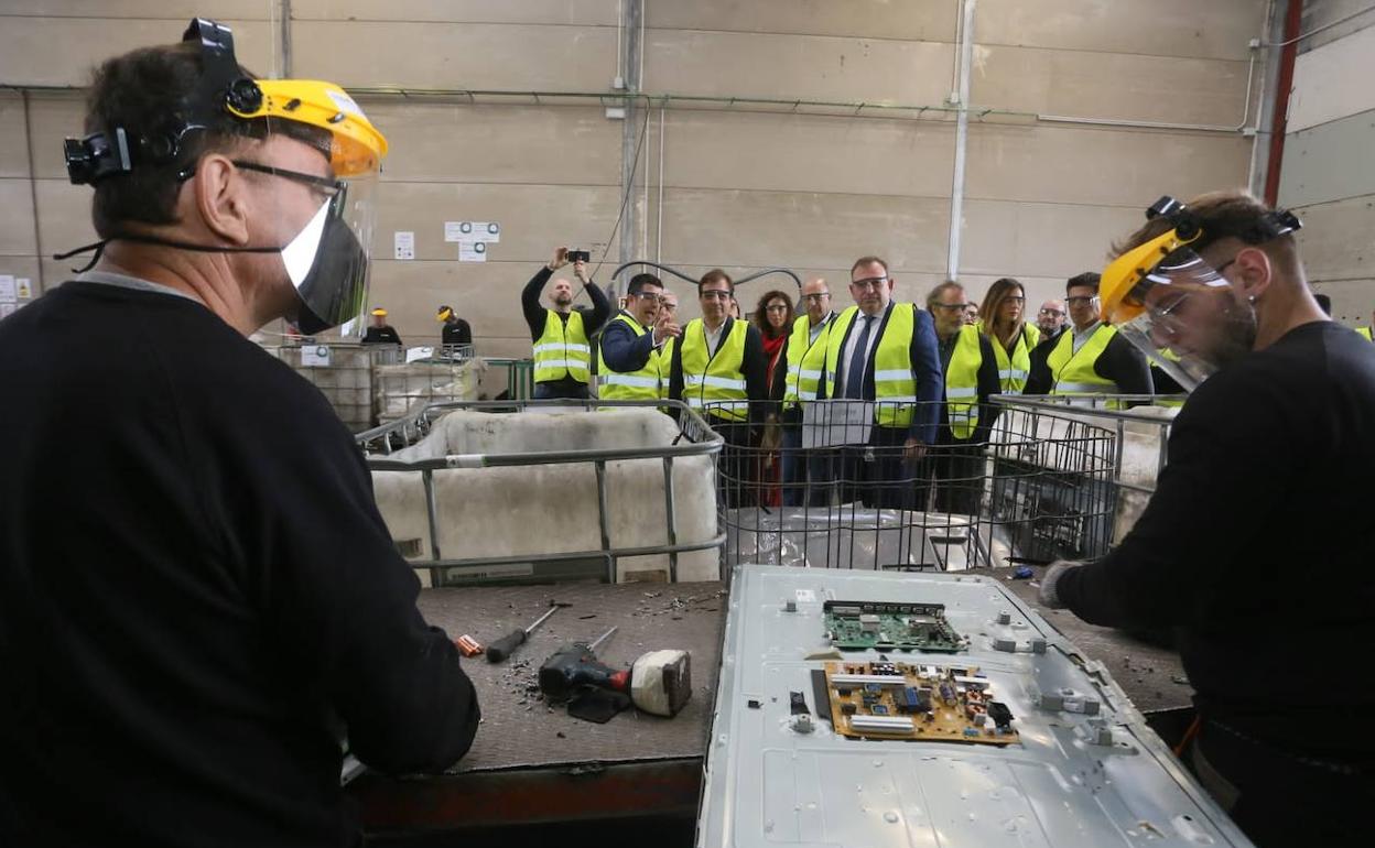 Visita esta mañana del presidente de la Junta, Guillermo Fernández Vara, a las instalaciones de Movilex en Lobón. 