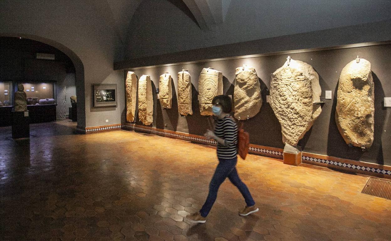 Vitrinas de la sección de Arqueología del Museo de Cáceres.