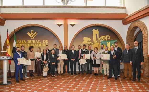 Foto de familia con los ganadores y representantes institucionales.