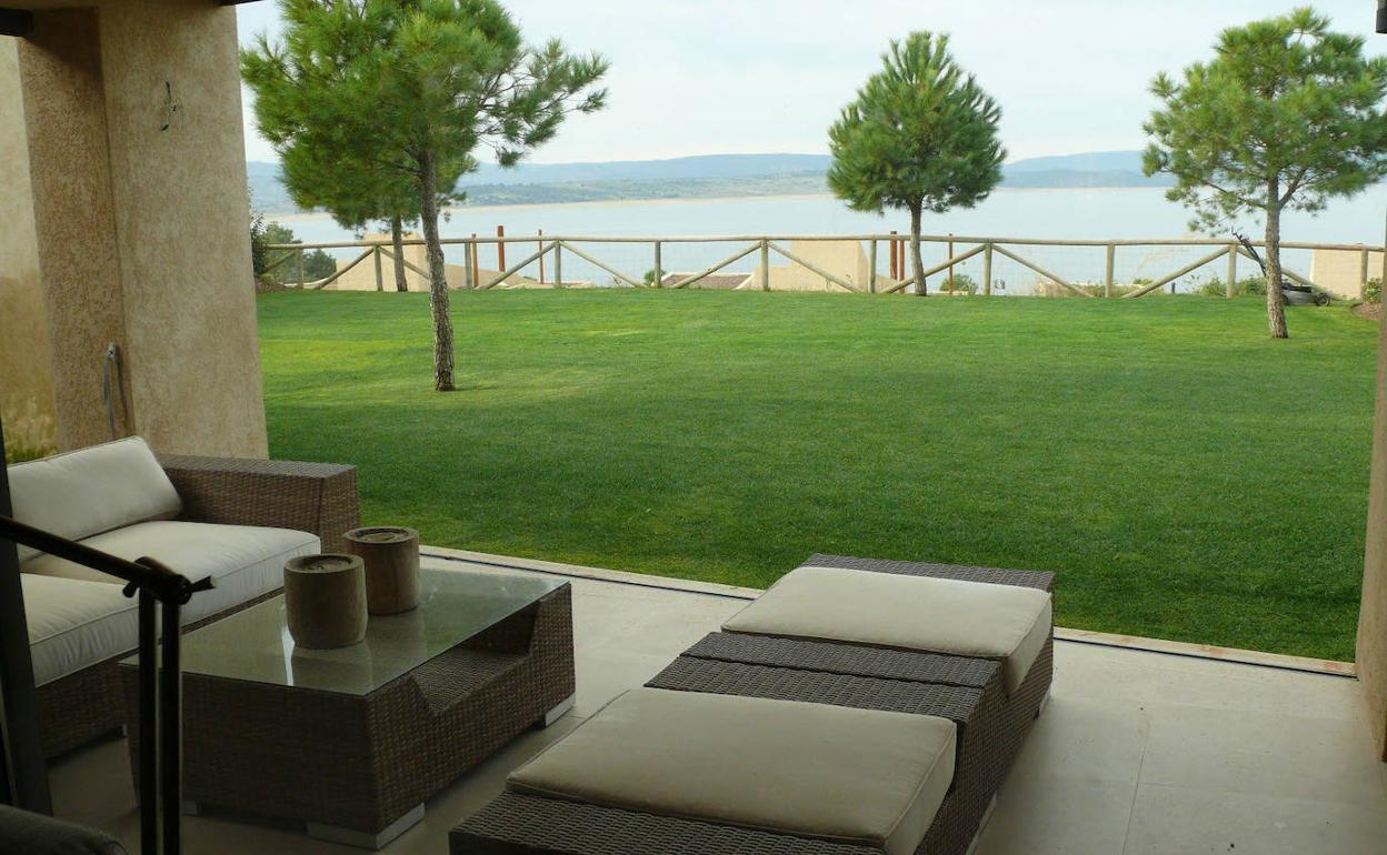 Vistas de Marina Isla de Valdecañas desde una de las villas en la orilla del embalse cacereño. 