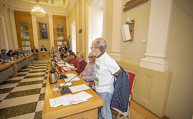 Teófilo Amores se quita el abrigo y muestra una camiseta con un mensaje antimina. 