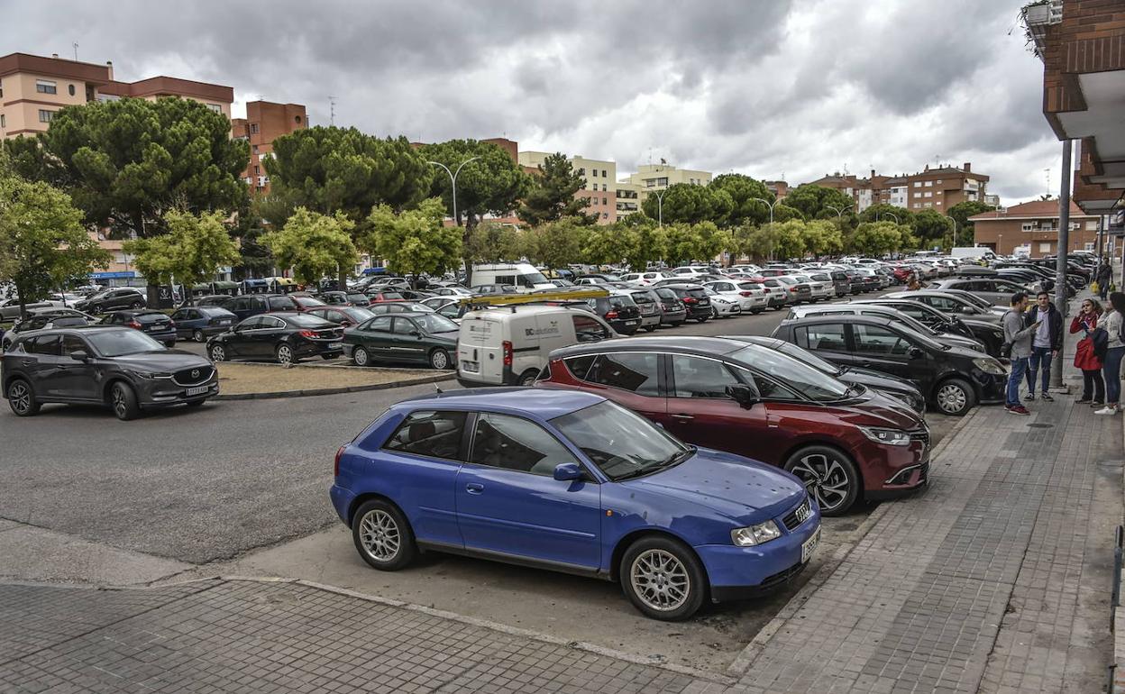 Zonas de aparcamiento en la avenida Godofredo Ortega y Muñoz, donde harán un parking subterráneo. 