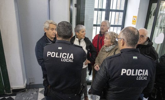 Los agentes explican a Santiago Márquez, de la plataforma antimina, que no puede entrar. 