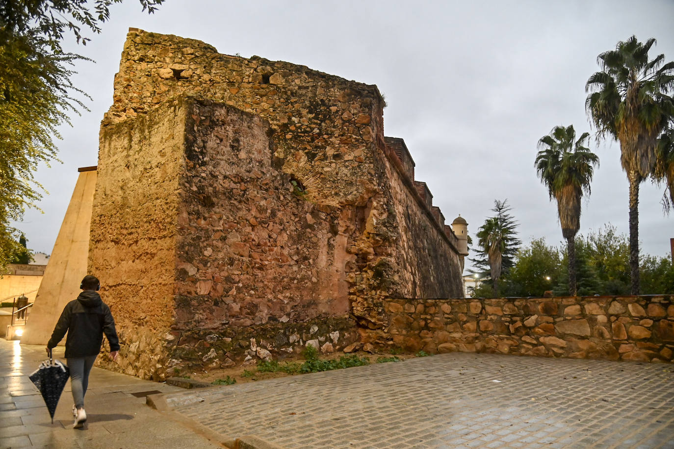 Corte de la Muralla entre Puerta Trinidad y la calle Rivillas.