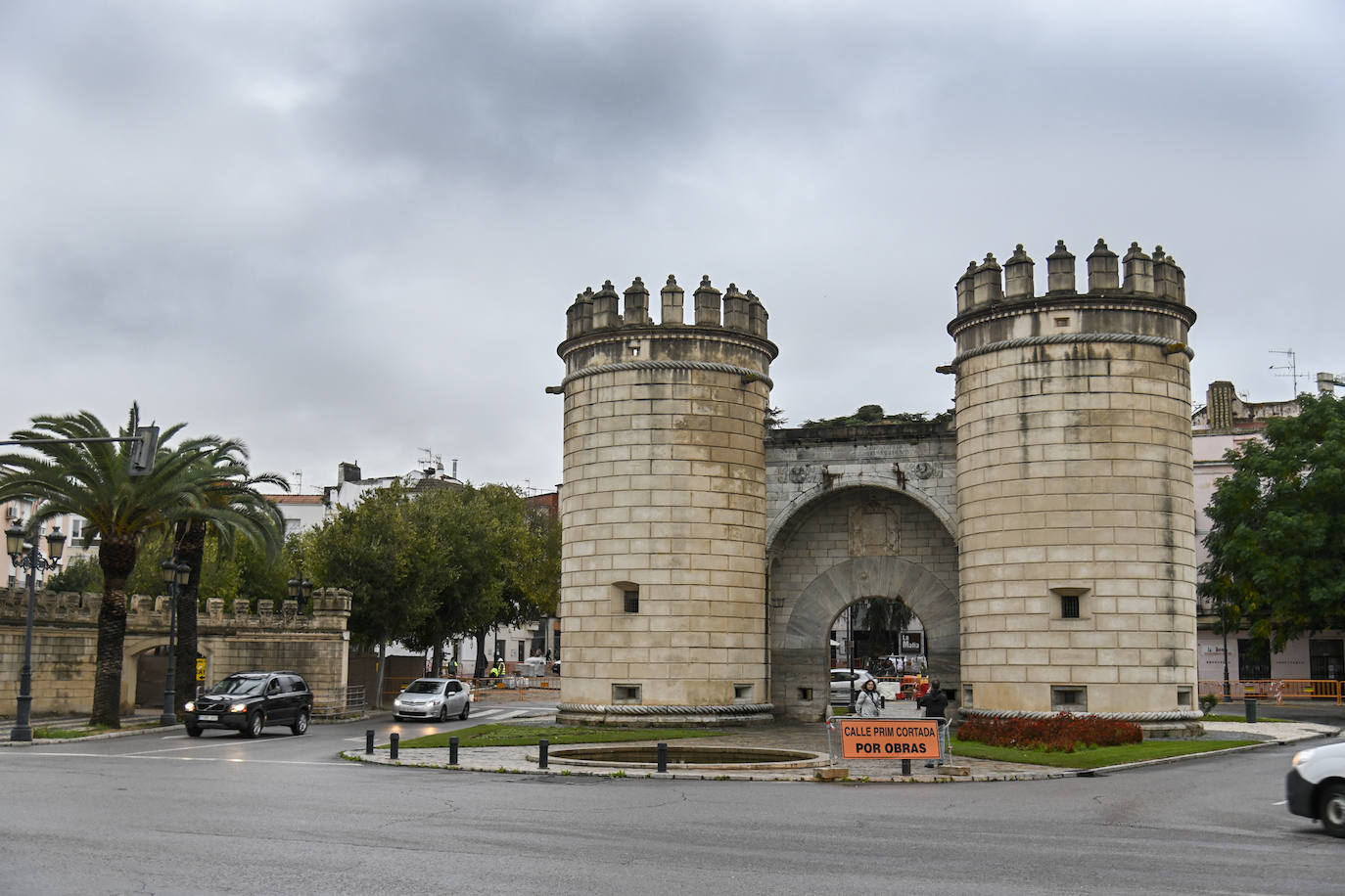 Se abrieron dos huecos a los lados de la Puerta de Palmas.
