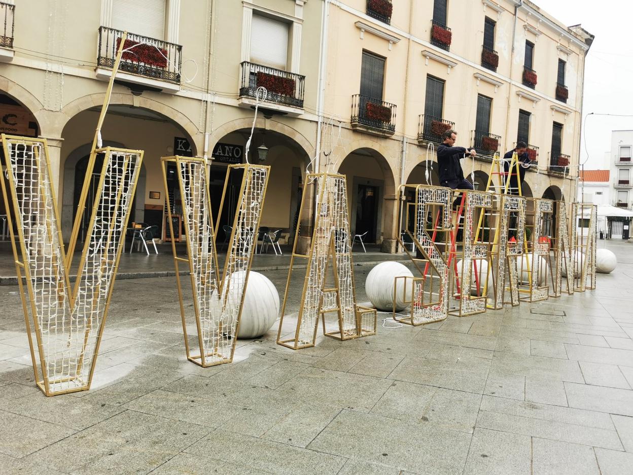 Operarios preparando ayer varios elementos en la plaza de España. 