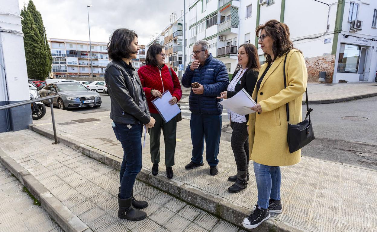 Varios de los vecinos críticos con Jaime Collado, junto a la plaza del Ahorro, uno de los lugares de referencia del barrio de san Miguel. A la izquierda, su portavoz, Irene García.