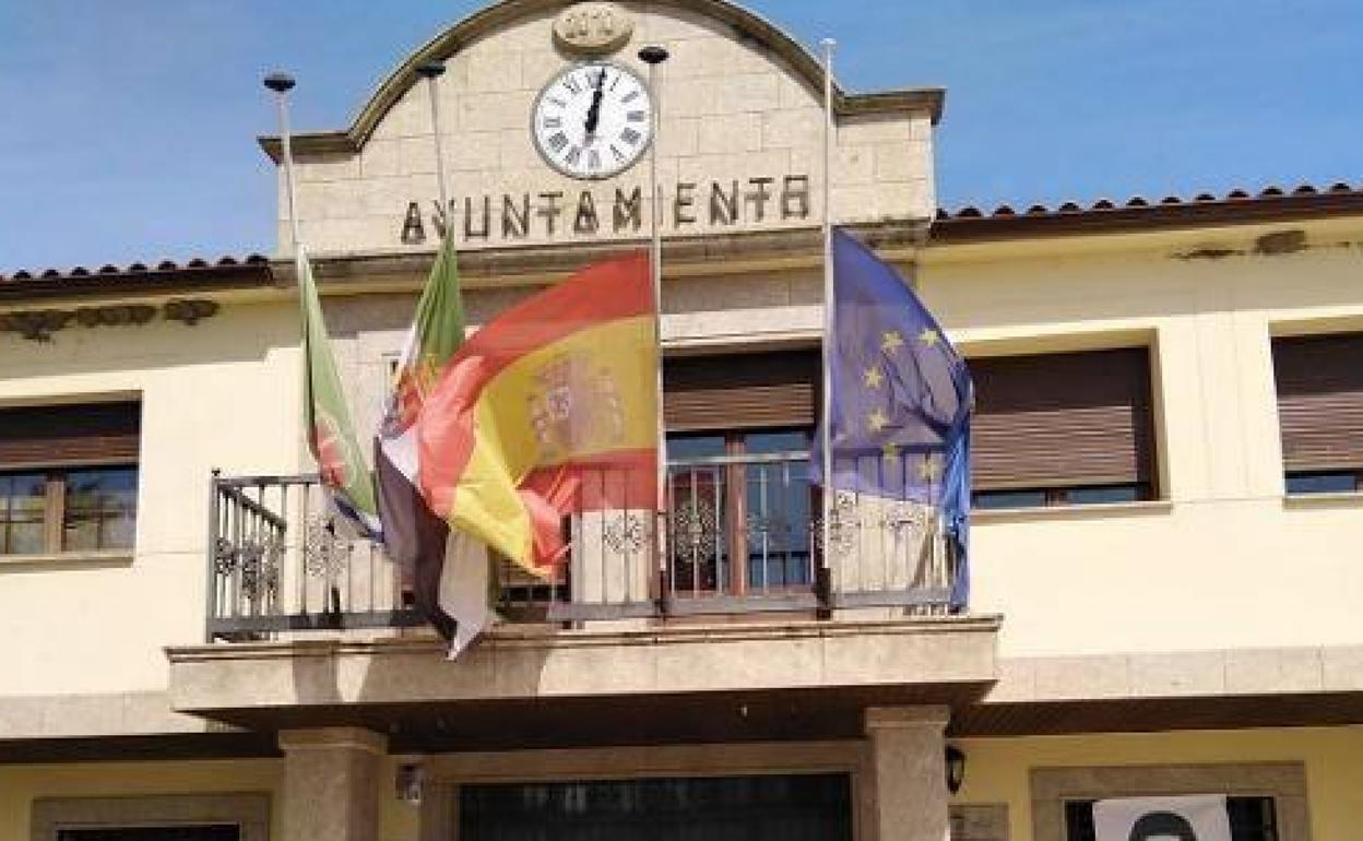 Fachada del Ayuntamiento de Tiétar. 