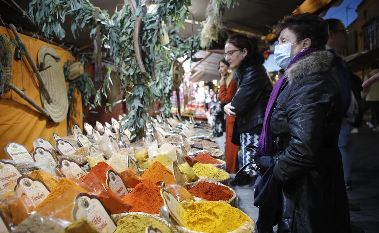 Especias en uno de los 150 puestos que pueblan el Mercado Medieval de Cáceres. 