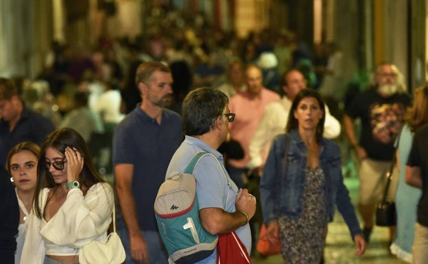 Ciudadanos caminan por las calles de Badajoz, la ciudad más poblada de la región. 