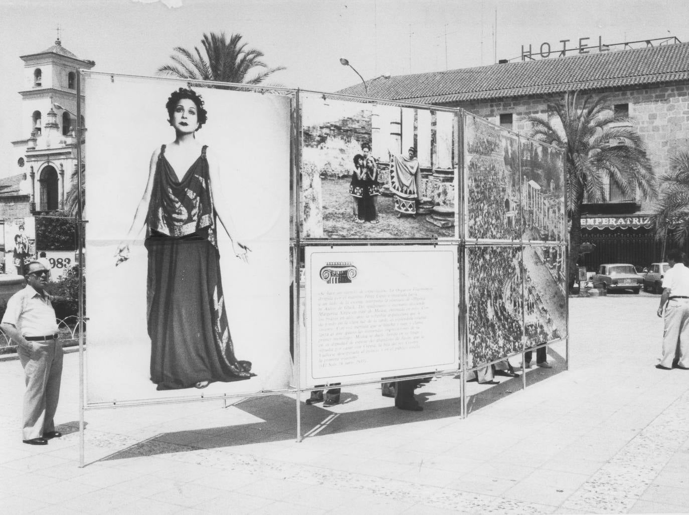 Exposición cincuenta aniversario en la Plaza de España, año 1983.