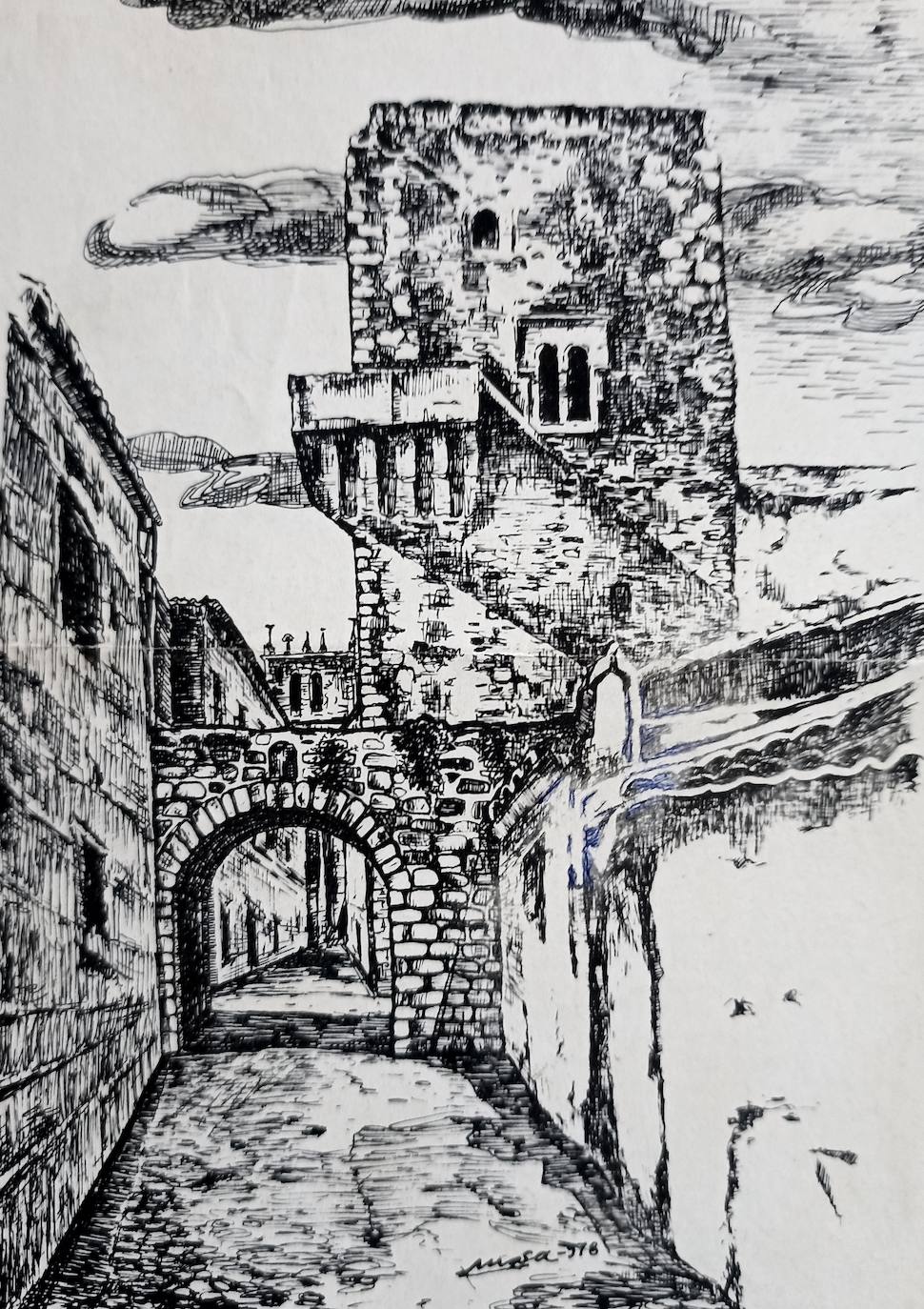 Reconstrucción ideal de la Puerta de Coria antes de ser derribada, realizada a plumilla por Masa Solís y publicada en un libro sobre Cáceres de Antonio Rubio Rojas.