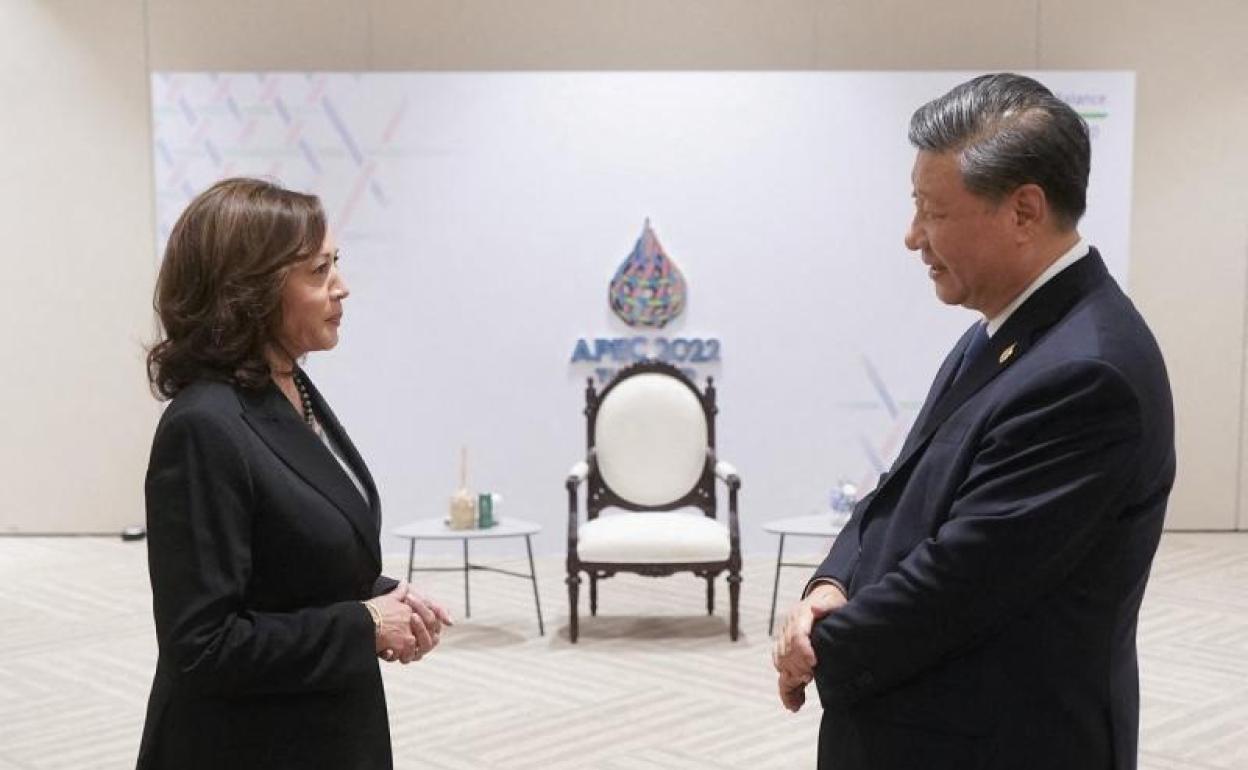 La vicepresidenta de EE UU, Kamala Harris, y el presidente chino, Xi Jinping, este sábado en Bangkok. 