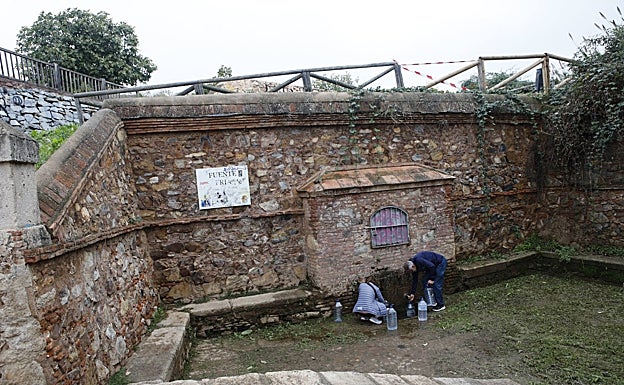 Imagen principal - Las fuentes históricas de Cáceres se ahogan en el abandono
