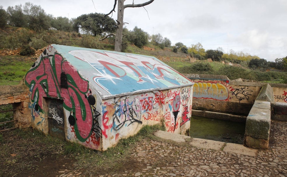 Estado que presenta la histórica Fuente Hinche, junto al Parque del Príncipe. 