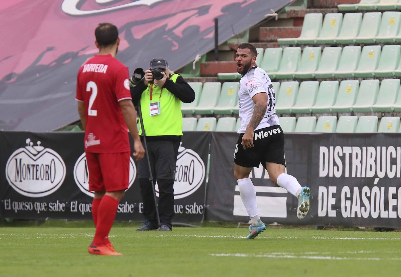 Imagen del partido disputado entre el Mérida y el Ceuta. 