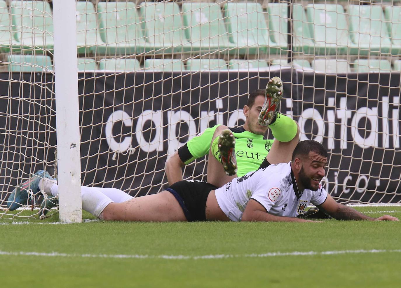 Imagen del partido disputado entre el Mérida y el Ceuta. 