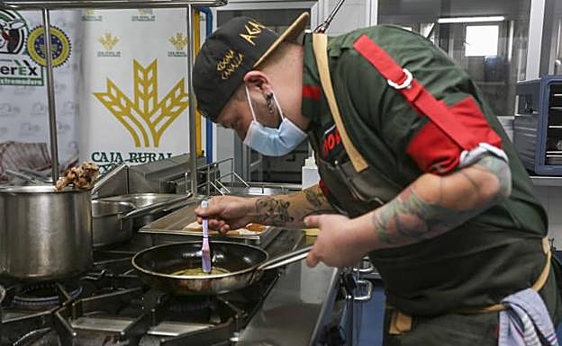 Antonio Luis Falcón preparando su elaboración.