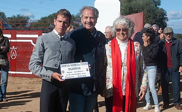 Pedro Herrera recibe el trofeo Patricia Conde Maiorino.  Ángel Velázquez ﻿  